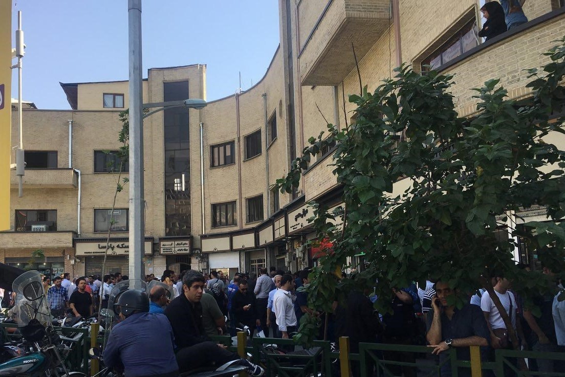 گزارش میدانی از بازار پرحاشیه سکه در میدان فردوسی، نشان می دهد که «نظارت مؤثر» به یک شعار صرف تبدیل شده است و برخی واحدهای رسمی فروش سکه، بدون رعایت ضوابط و نظارت مؤثر، هر کدام بر اساس سلیقه خود عمل می‌کنند؛ از دستگاه‌های کارتخوانی که قطع اعلام می...