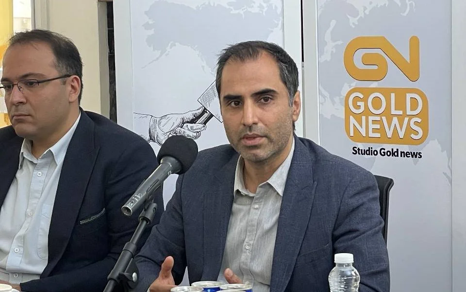 مجید محمدی، تولیدکننده شناخته‌شده طلا، “ارزان‌سازی مصنوعات” را راهکاری “پیش‌پاافتاده” برای خروج از بحران دانست. او با اشاره به افزایش بهره‌وری مجموعه خود، از همکاران خواست در این شرایط گذرا، به جای راهکارهای سطحی، با برنامه‌ریزی و امید به آینده، ت...