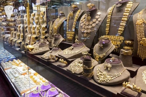  بازار مصنوعات طلا در شیراز به دلیل رکود اقتصادی و تغییر رفتار مصرف‌کننده، وارد فاز بحرانی شده است. رئیس انجمن تولیدکنندگان و صادرکنندگان طلا، جواهر، نقره و سنگ‌های قیمتی استان فارس از رکود بی‌سابقه در این صنعت خبر داد و گفت مردم به جای سفارش ساخت...