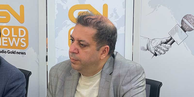 محسن حدودی، رئیس انجمن تولیدکنندگان و صادرکنندگان طلا و جواهر استان تهران، با رد قاطع ادعای عدم حمایت بانک‌ها از پلتفرم‌های خام‌فروشی، این روایت را «دروغ بزرگ» خواند. وی با اشاره به حجم میلیاردی تبلیغات شهری اپلیکیشن‌های عرضه طلای آب‌شده، تأکید کر...