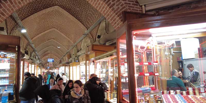 بازار سنتی امیر و تیمچه امیر تبریز ، با قدمتی نزدیک به 300 سال، نه‌تنها یکی از شاخص‌ترین نمونه‌های معماری بازارهای سرپوشیده ایران است، بلکه همچنان نقش محوری در بنکداری و خرده‌فروشی طلا در شمال‌غرب کشور ایفا می‌کند.