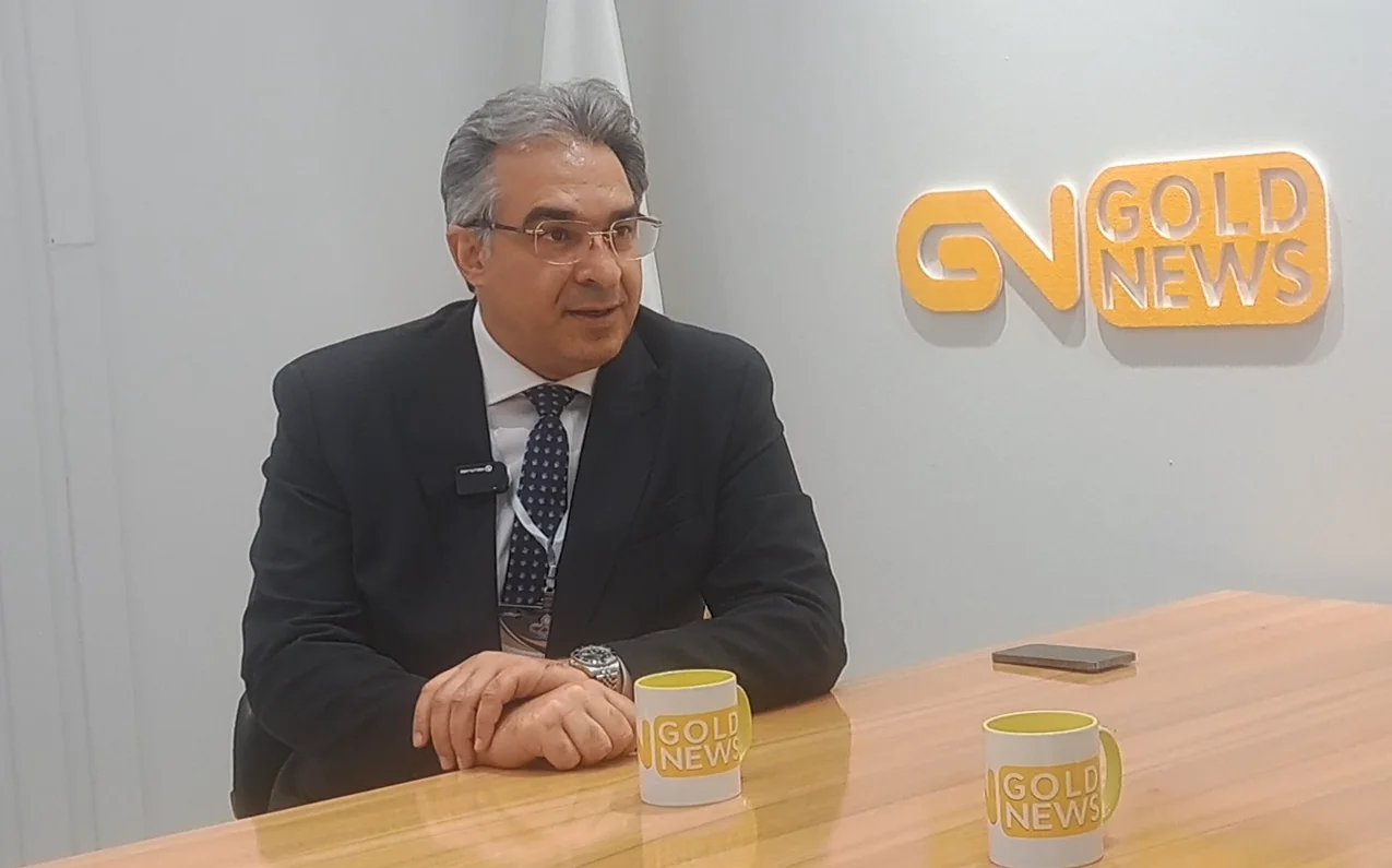 در اوایل انقلاب بسیاری از الماس های درشت و برلیان و فلامک های درشت از ایران خارج شد و اکنون نیز این اتفاق می افتد، چراکه به جواهرات بها داده نمی شود و دولت با این استدلال که قشر بسیار مرفه جواهرات را می خرند، به این صنعت توجه لازم را ندارد.