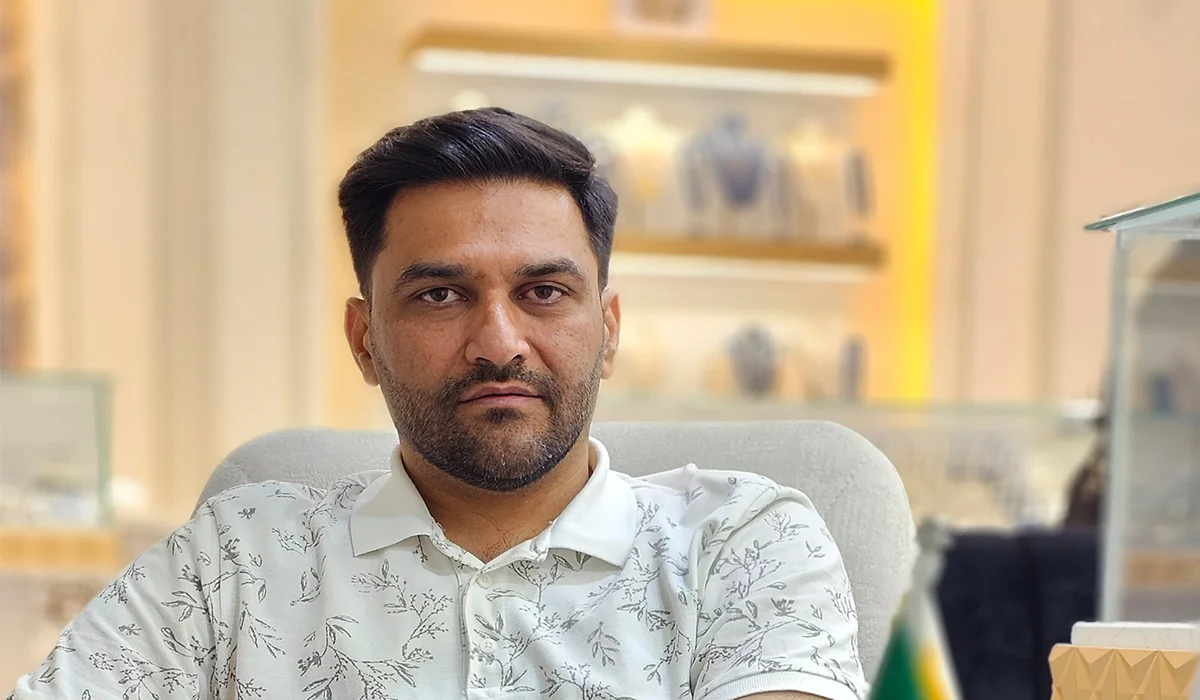  رییس اتحادیه طلا و جواهر ساوه عنوان کرد: ممنوعیت فروش طلای دست دوم در ساوه به دلیل عدم ممنوعیت فروش طلای دست دوم در شهرهای همجوار مانند تهران و قم ، 4 ماه بیشتر دوام نیافت.