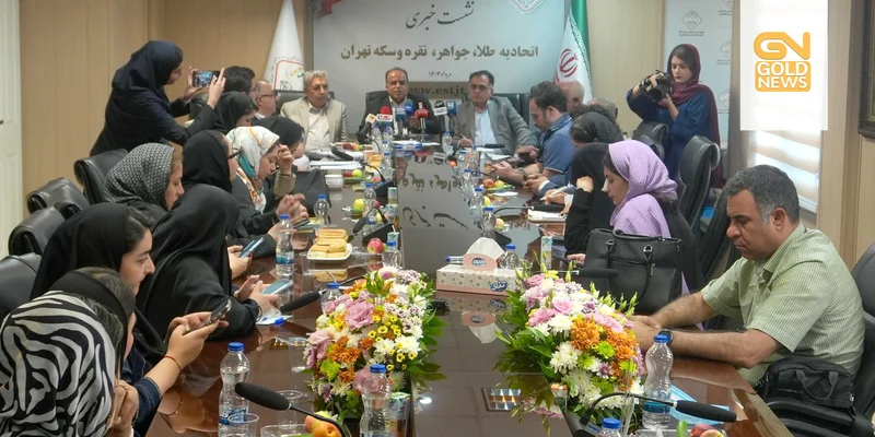 رئیس اتحادیه طلا و جواهر تهران عنوان کرد: کنترل و نظارت بر پلتفرم ها  در اختیار ما نیست، چون پلتفرم ها زیر نظر اتحادیه کسبوکارهای مجازی  هستند و فقط در بازرسیهای پسینی ، برخی موارد را رصد کرده و مجوز یک پلتفرم معروف را به دلیل تعطیلی و نبود فعا...