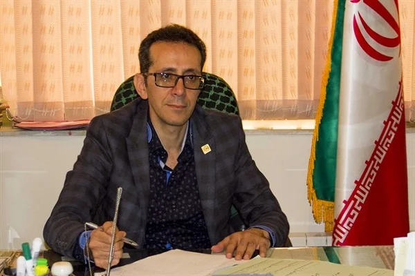 رئیس اتحادیه طلا و جواهر همدان اعلام کرد: به دلیل افت شدید قدرت خرید مردم، حالا عمده سرمایهها به جای زیورآلات طلایی، صرف خرید «شمش نقره و ساچمه» میشود؛ روندی که گرچه ارزش سرمایه مردم را حفظ میکند، اما کمر کارگاههای تولیدی طلا را شکسته و بحران ...