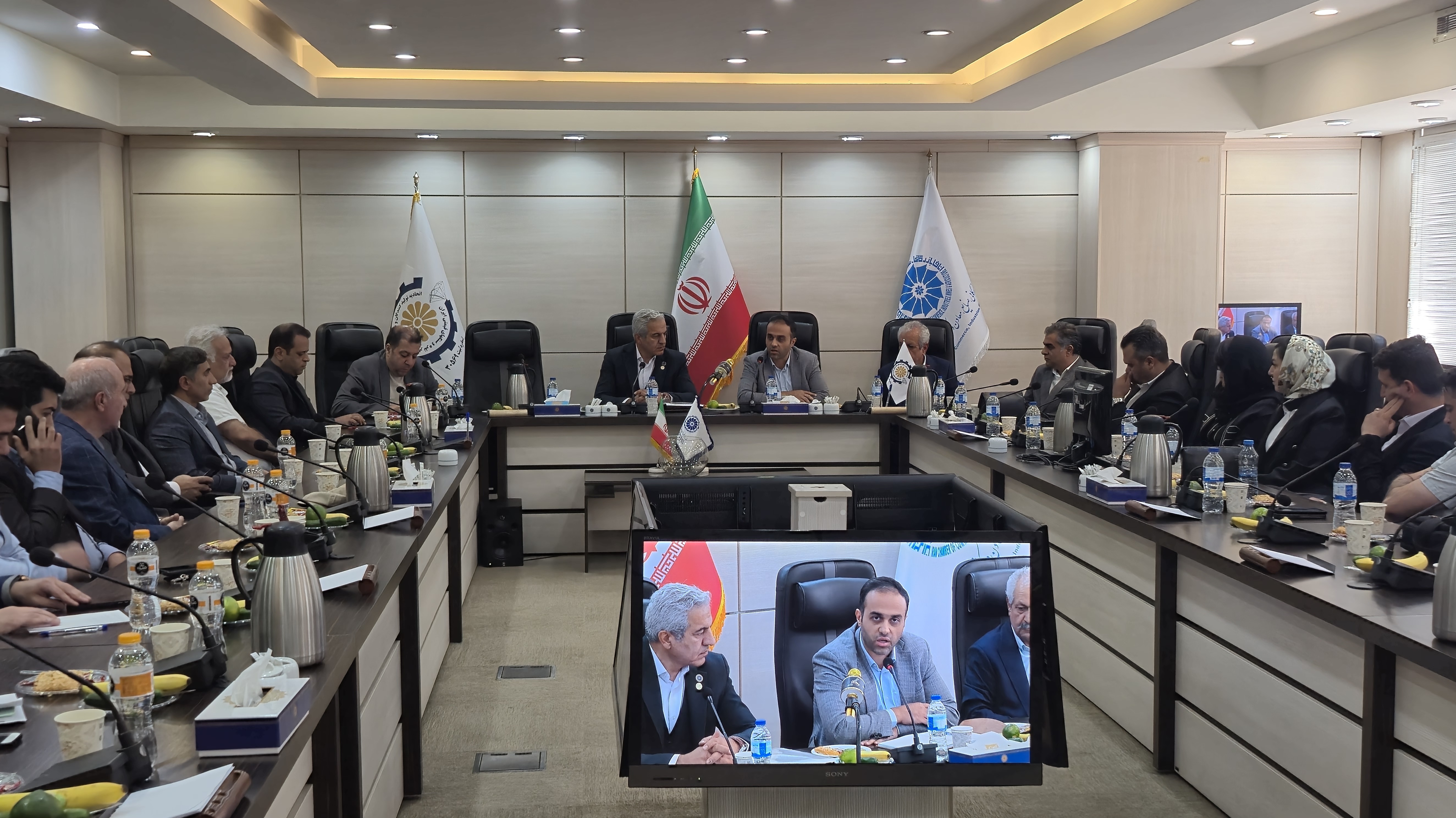 رئیس اتحادیه تولیدکنندگان و صادرکنندگان طلا و جواهر ایران خبر داد: اولین جلسه رسمی میز توسعه صادرات طلای استان تهران هفته آینده برگزار خواهد شد.