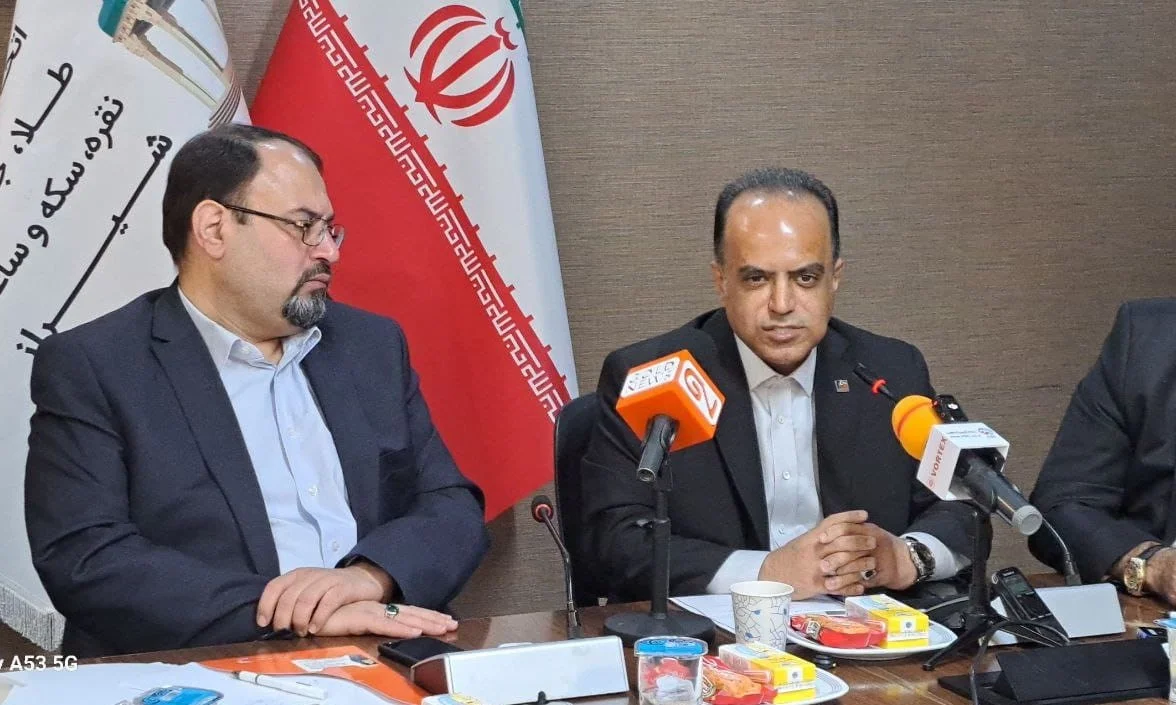 رییس اتحادیه طلا و جواهر تهران با انتقاد و ابراز نگرانی از فرایند صدور مجوز کسب و کار در سامانه نوین اصناف و درگاه ملی مجوزها گفت: این سامانه ها بدون کنترل و نظارت حتی برای افراد 18 ساله مجوز فعالیت در حوزه طلا و جواهر صادر می کنند در حالی که این ...