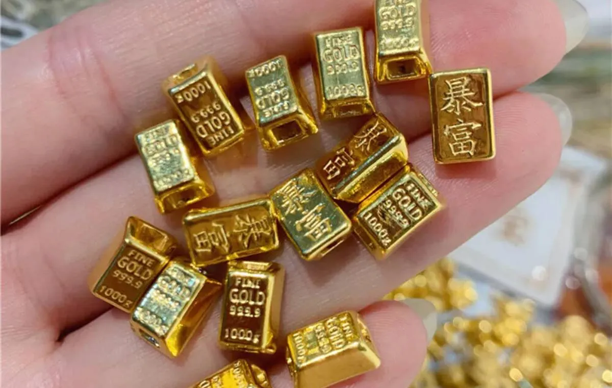 رئیس جدید انجمن تولید کنندگان و صادر کنندگان طلا و جواهر استان اصفهان گفت: فعالان فروش طلای آب‌شده در فضای مجازی با دور زدن قانون و سوءاستفاده از خلأهای موجود و تبلیغات گسترده و به‌زعم ما ناجوانمردانه، سلیقه و ذهن مردم را به سمت خرید طلای ساخته‌نش...