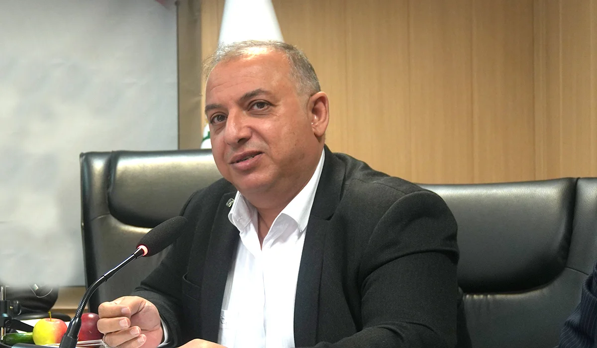 عضو هیئت مدیره اتحادیه طلا و جواهر تهران عنوان کرد: 936 کارگاه تولیدی، به دلیل فعالیت در مناطق مسکونی سنگلج و شکایات متعدد، در معرض خطر ابطال کد استاندارد قرار داشتند و ابطال این کدها می‌توانست فاجعه‌ای برای صنعت طلا ایجاد کند.