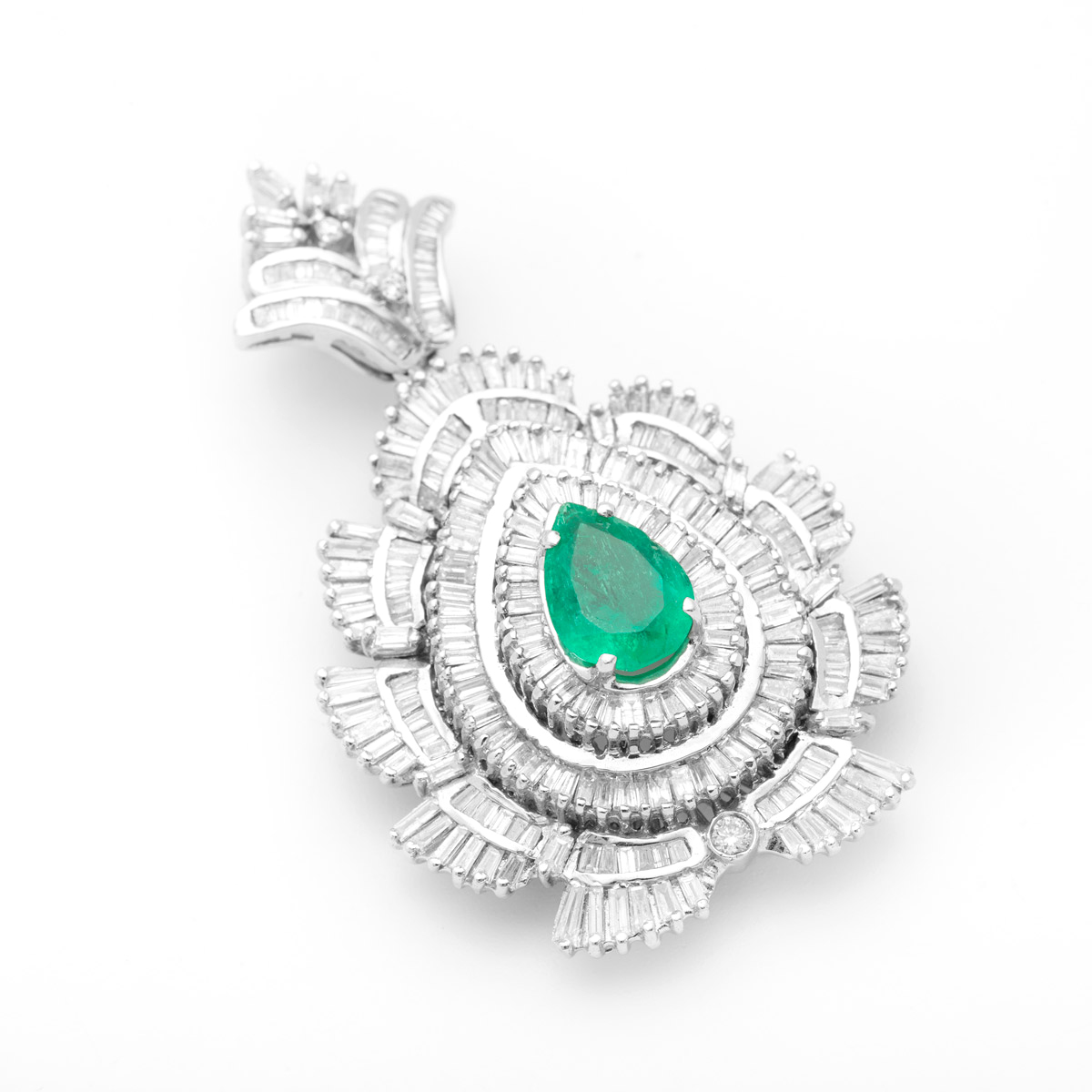 مدال جواهر زمرد و الماس